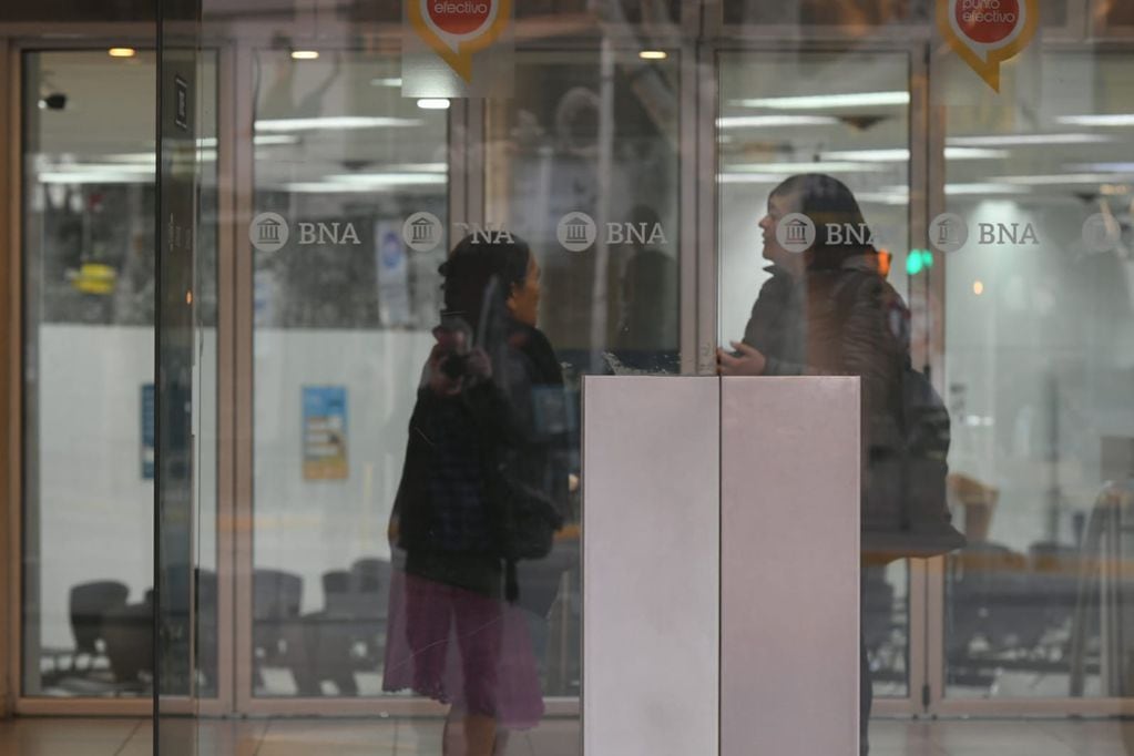 Sin bancos en Mendoza por el feriado nacional tras el intento de magnicidio de Cristina Kirchner (Orlando Pelichotti / Los Andes)