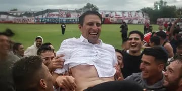 En andas. El plantel le rindió un homenaje al entrenador de Maipú, quien encontró la felicidad en Deportivo Maipú.