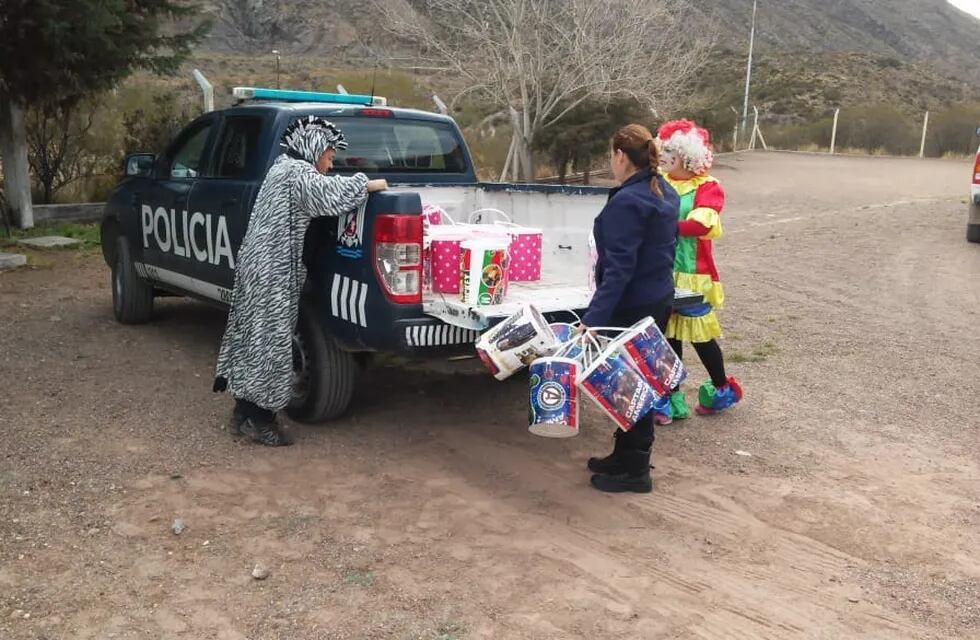 Con móviles llenos de regalos, policías sorprendieron a chicos de Potrerillos y Uspallata
