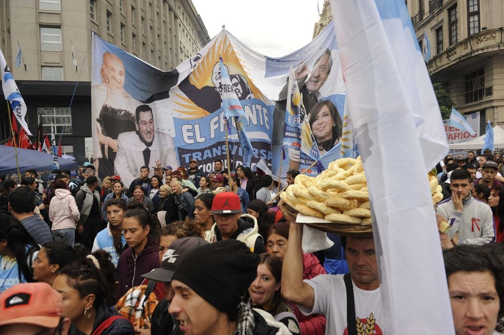 Militantes de diversas agrupaciones del Frente de Todos (FdT) se congregaron en Plaza de Mayo - Foto Clarín