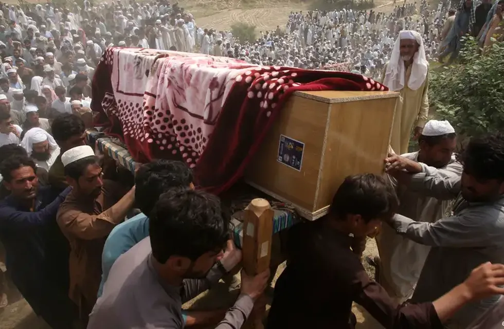 Las familias ya comenzaron a enterrar a los fallecidos en el ataque del domingo 30 de julio.