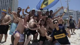 Aficionados de Boca Juniors disfrutan de la playa de Copacabana un día antes de la final de Libertadores