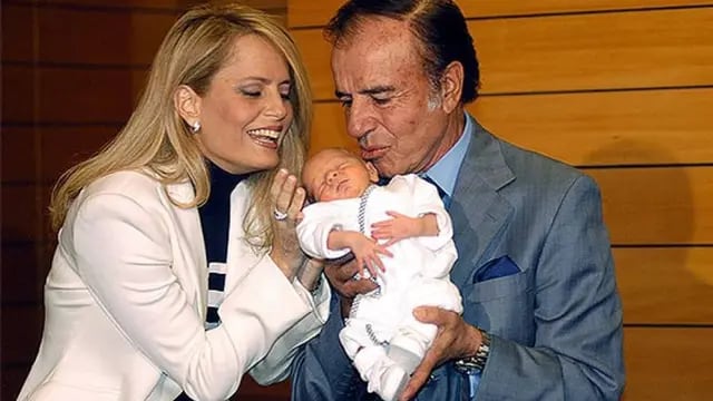 Carlos Menem y Cecilia Bolocco en 2003, junto a su hijo Máximo