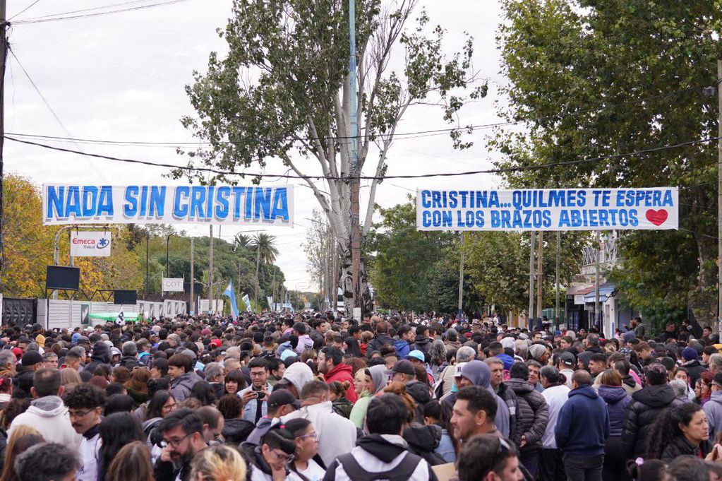 Así esperaban decenas de personas la llegada de Cristina Kirchner a Quilmes. Foto: Cristina Kirchner en X