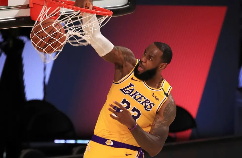 La estrella de los Lakers marcó el doble que significó el triunfo en el clásico frente a los Clippers.