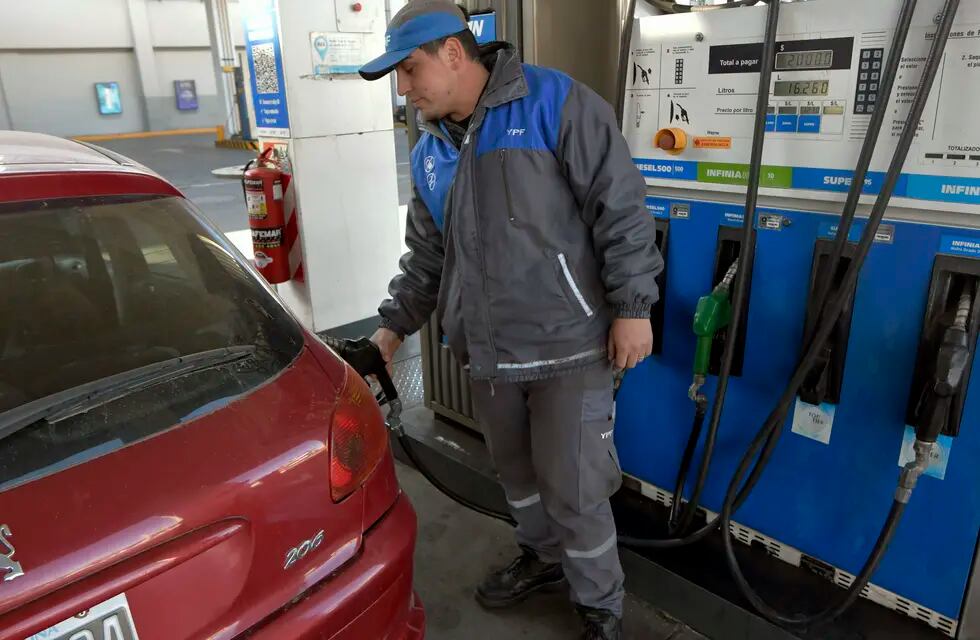 Aumento en el precio de los combustibles de YPF. Foto: Orando Pelichotti / Los Andes