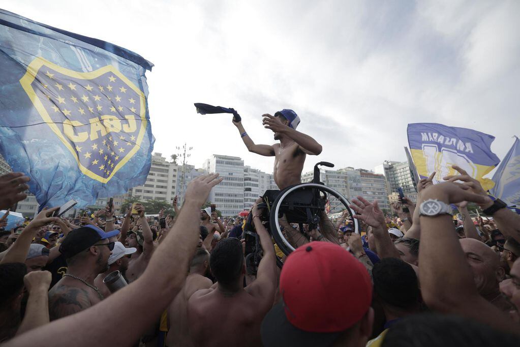 Hinchas de Boca vuelven a copar la playa de Copacabana. / Foto: EFE