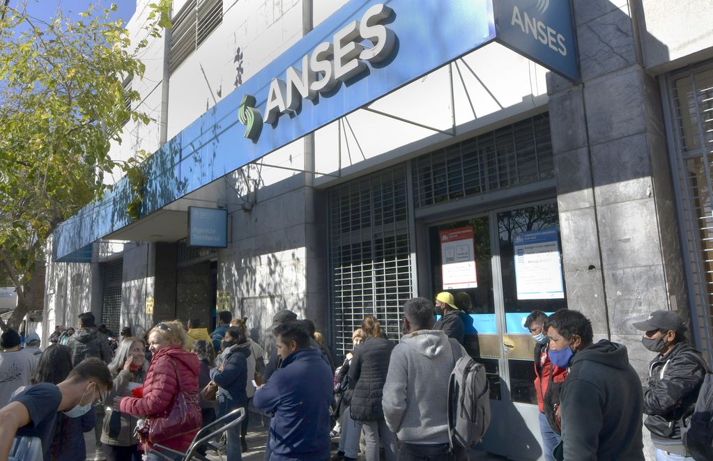Requisitos para cobrar asignaciones de pago único de Anses - Foto: Orlando Pelichotti / Los Andes