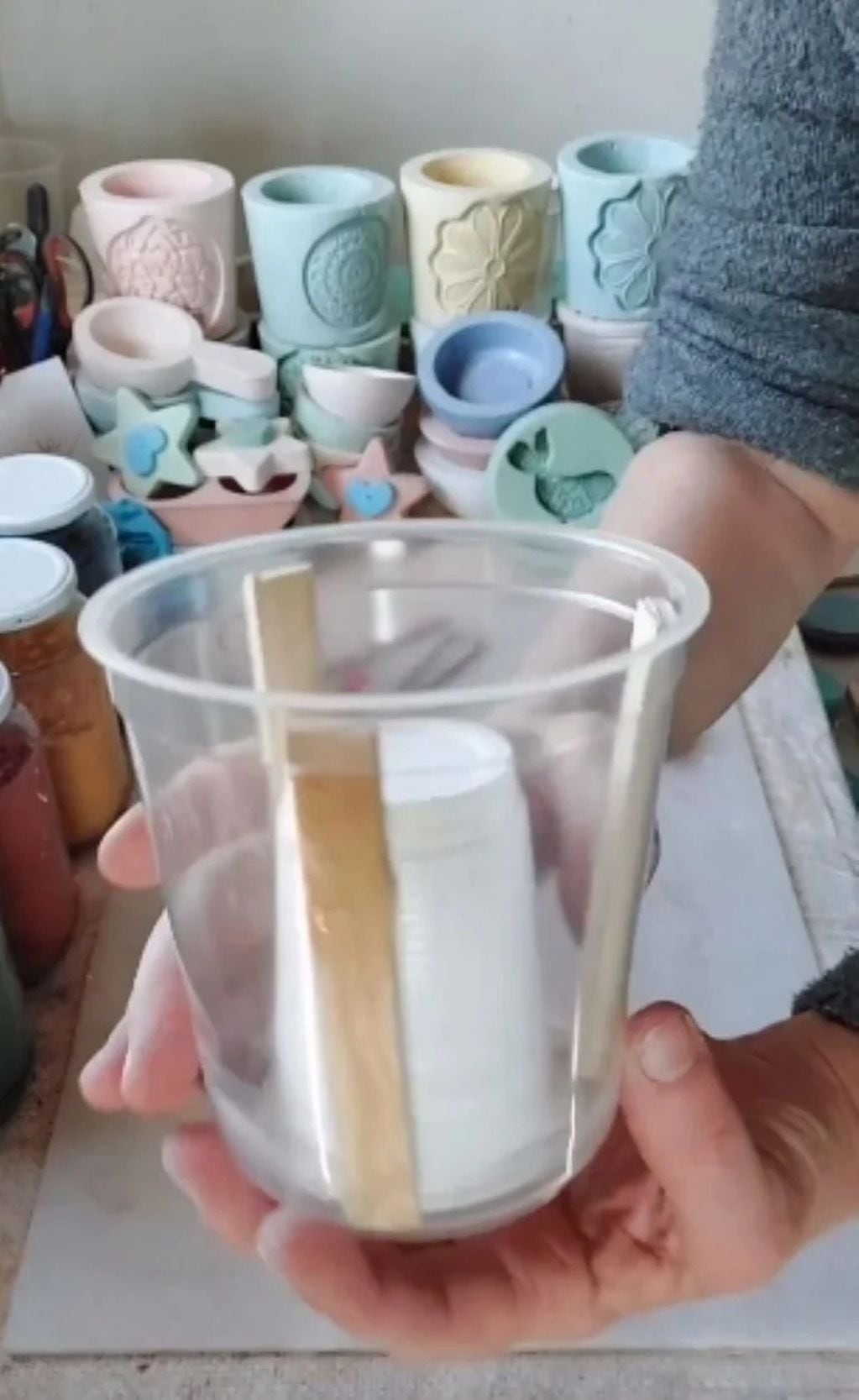 De esta manera podrás reciclar vasos de plástico y hacer macetas.