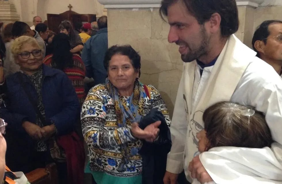 El padre Joaquín "Tano" Giangreco está a cargo de una parroquia y de siete comedores. - Foto: Clarín