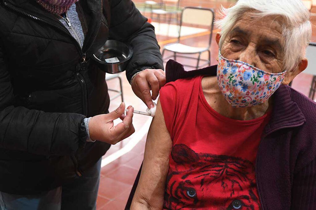 Profesionales del area de salud de Junín, en una jornada de vacunación contra el covid 19 en el polideportivo Nº 1 del departamento de Junín
La señora Rosa Romero de 90 años, recibe la segunda dosis de la vacuna