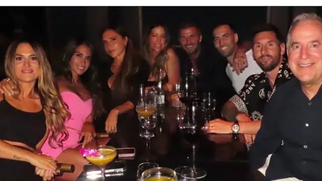 La noche de Lionel Messi, Antonela Roccuzzo y Victoria y David Beckham.