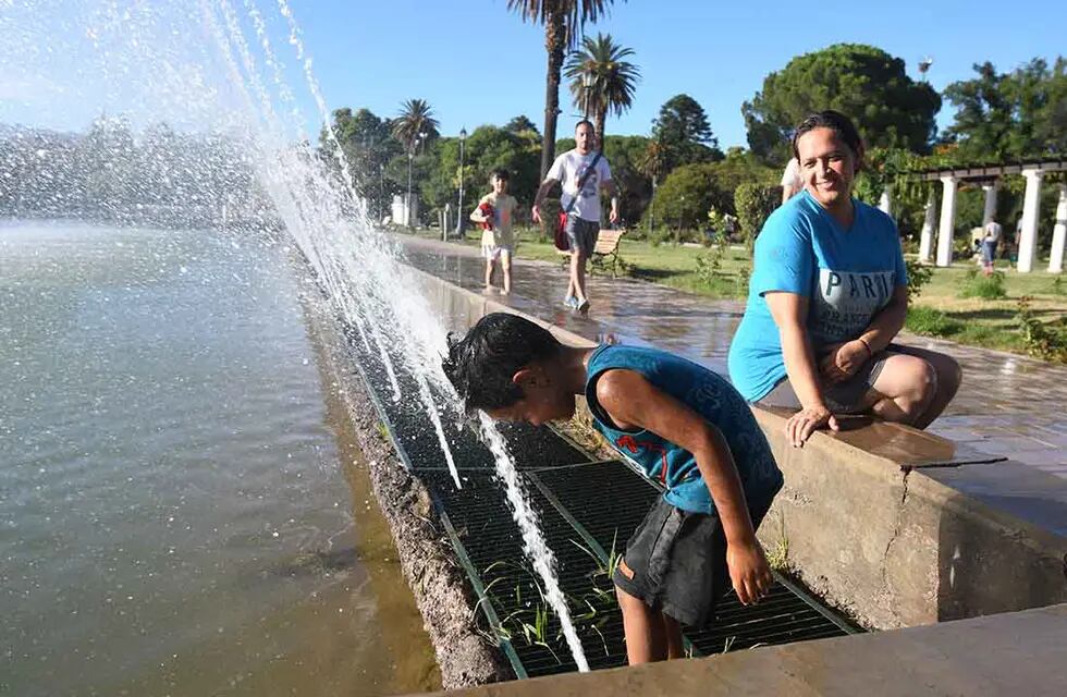 La ola de calor no da respiro en la provincia de Mendoza.
Mateo junto a su mamá se refresca en el lago del parque General San Martín de ciudad.

Foto: José Gutierrez / Los Andes