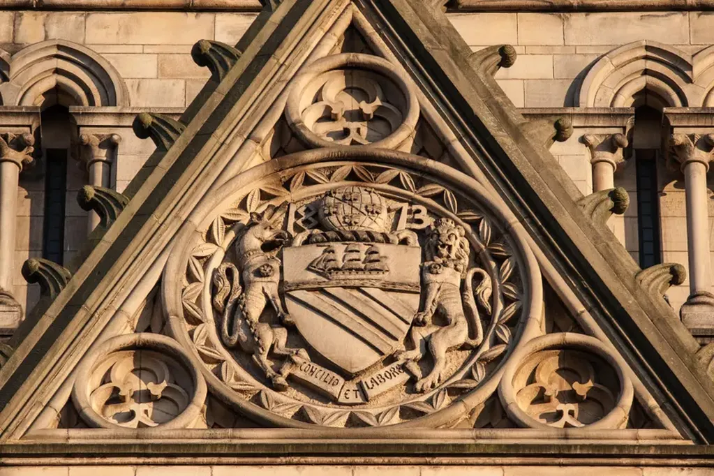 El escudo de armas de Manchester, desde el ayuntamiento de la ciudad