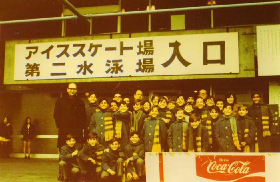50 Años. Los Niños Cantores de Mendoza y un épico viaje a Tokio. La foto de llegada a Japón en 1972, después de una travesía llena de aventuras, del coro.