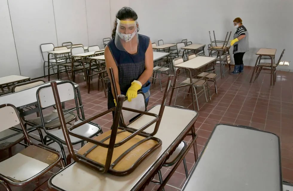 Una de las claves para que la “burbuja escolar” funcione. La limpieza debe ser permanente, igual que el uso de tapabocas. Foto: Orlando Pelichotti  / Los Andes