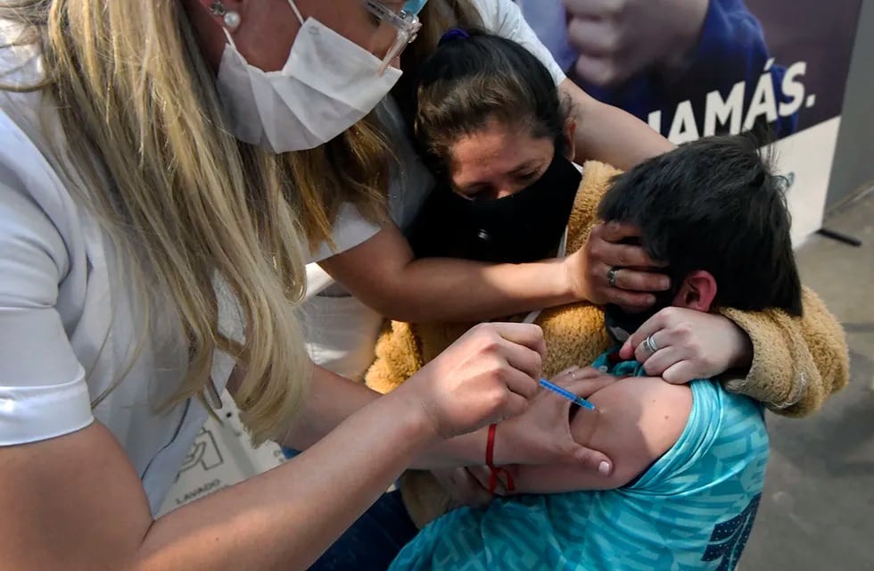 Ayer comenzó la vacunación contra el Covid en niños de entre 3 y 11 años con comorbilidades en Mendoza. Foto: Orlando Pelichotti / Los Andes