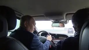 Vladimir Putin conduciendo sobre el puente de Crimea