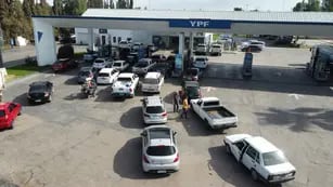 Largas filas en las estaciones de servicio de Mendoza para cargar combustible ante la escasez