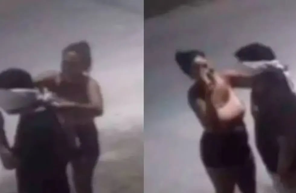 Las cámaras de seguridad captaron el momento en que la mujer vendó los ojos de su novio previo a que lo fusilaran. - Captura de video