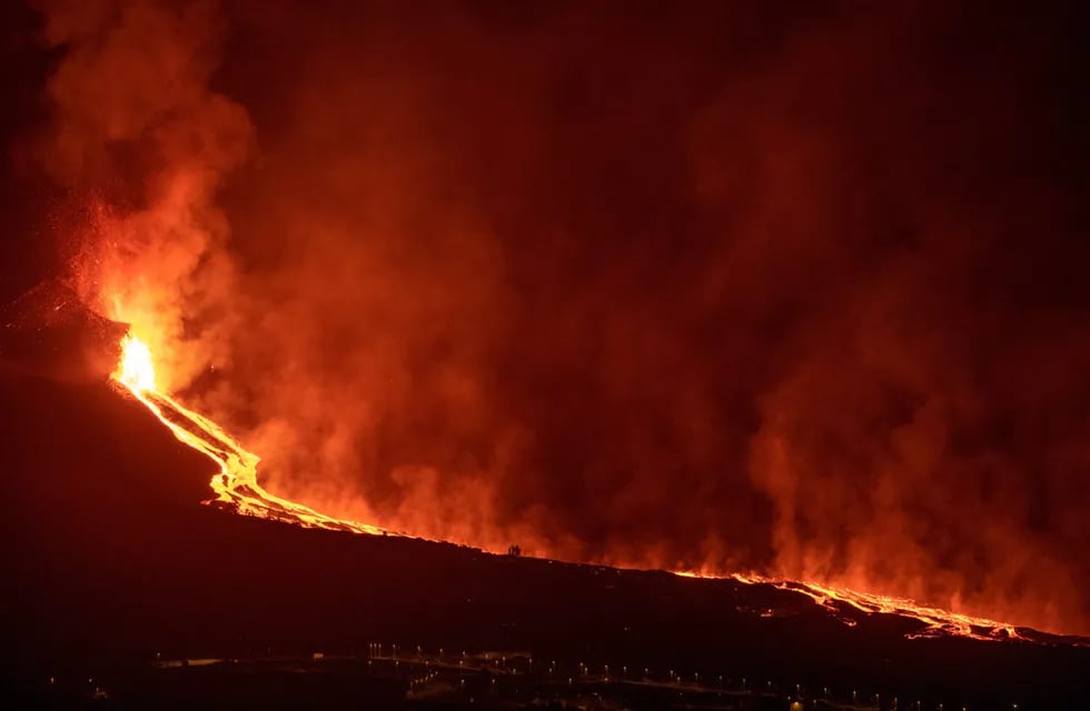 El Volcán de la palma abrió una nueva boca que expulsa un río de lava. / Foto: AP