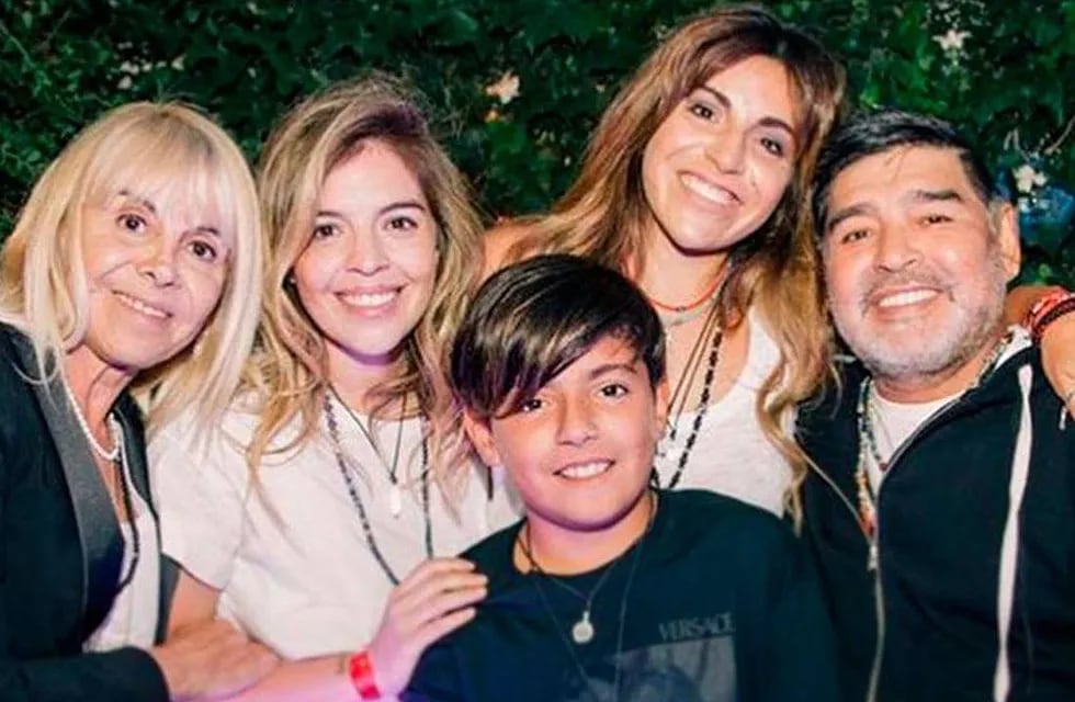Claudia Villafañe, Dalma, Gianinna, Benjamín Agüero Maradona y Diego.  / archivo