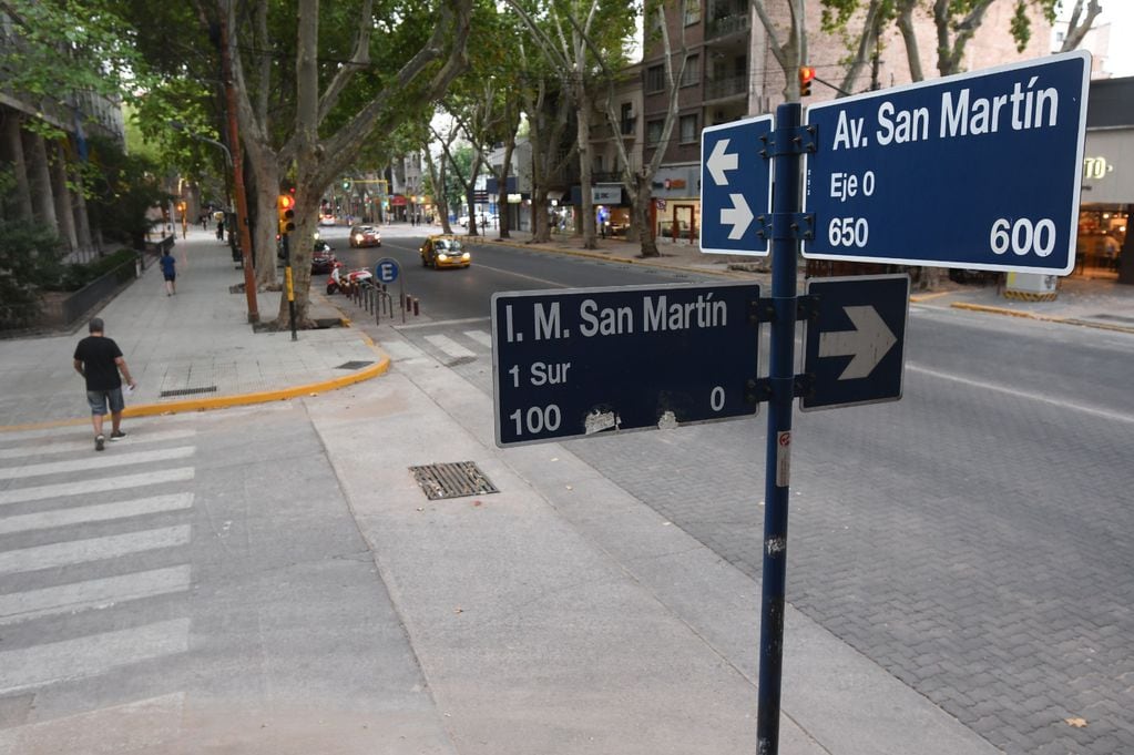 Padre e hija: la Infanta Mercedes de San Martín es homenajeada por una calle de Mendoza que, curiosamente, forma intersección con la que tiene el nombre de su padre. | Foto José Gutiérrez-