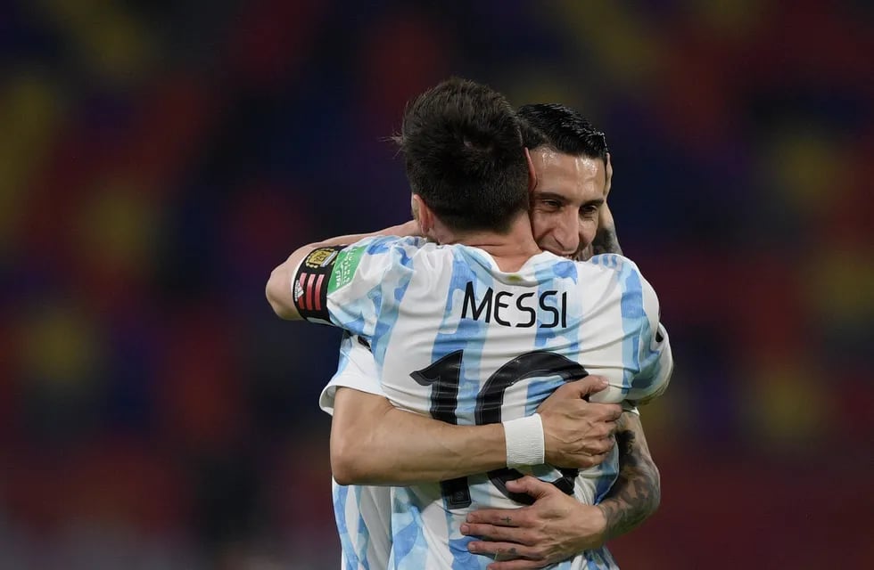 Ángel Di María abraza a Lionel Messi en el partido entre Argentina y Chile por las eliminatorias del Mundial de Catar 2022.