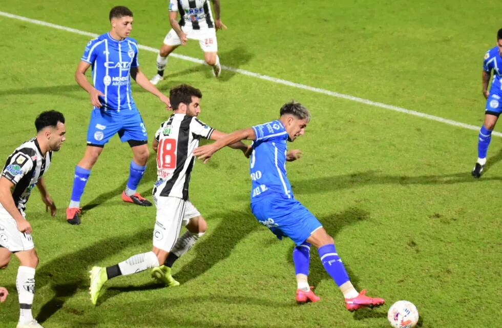 Las primeras acciones entre Godoy Cruz vs. Central Córdoba en el estadio Feliciano Gambarte. / Mariana Villa (Los Andes).