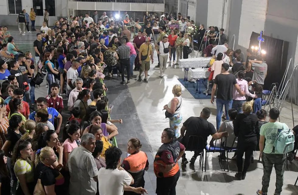 Cientos de fanáticos le dieron el último adiós al Huguito Flores en Santiago del Estero.