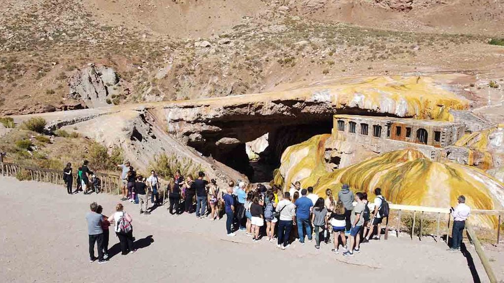 Turistas y mendocinos aprovecharon el fin de semana XXXL para recorrer la provincia. En la imagen, se encuentran en Puente de Inca disfrutando de un espectacular día en la montaña. 
Foto: José Gutierrez / Los Andes