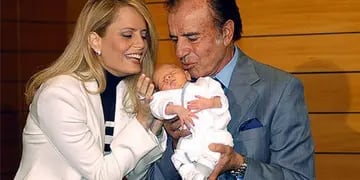 Carlos Menem y Cecilia Bolocco en 2003, junto a su hijo Máximo