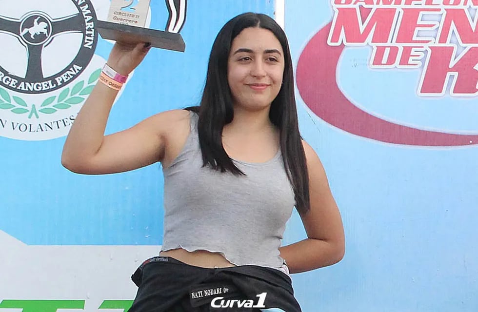 Natali Nodari, plena felicidad tras convertirse en la primera mujer en ser campeona en el karting de asfalto de Mendoza.