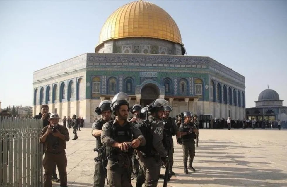 Mezquita Al-Aqsa, en Jerusalén, custodiada por policía israelí.