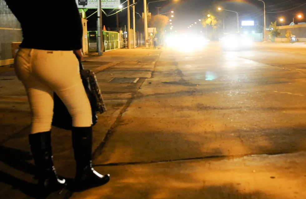 Durante la pandemia la cifra de quienes ejercen la prostitución se incrementó por las difíciles condiciones económicas. Es difícil cuantificar porque muchas se ofrecen en las redes sociales. Foto: Los Andes