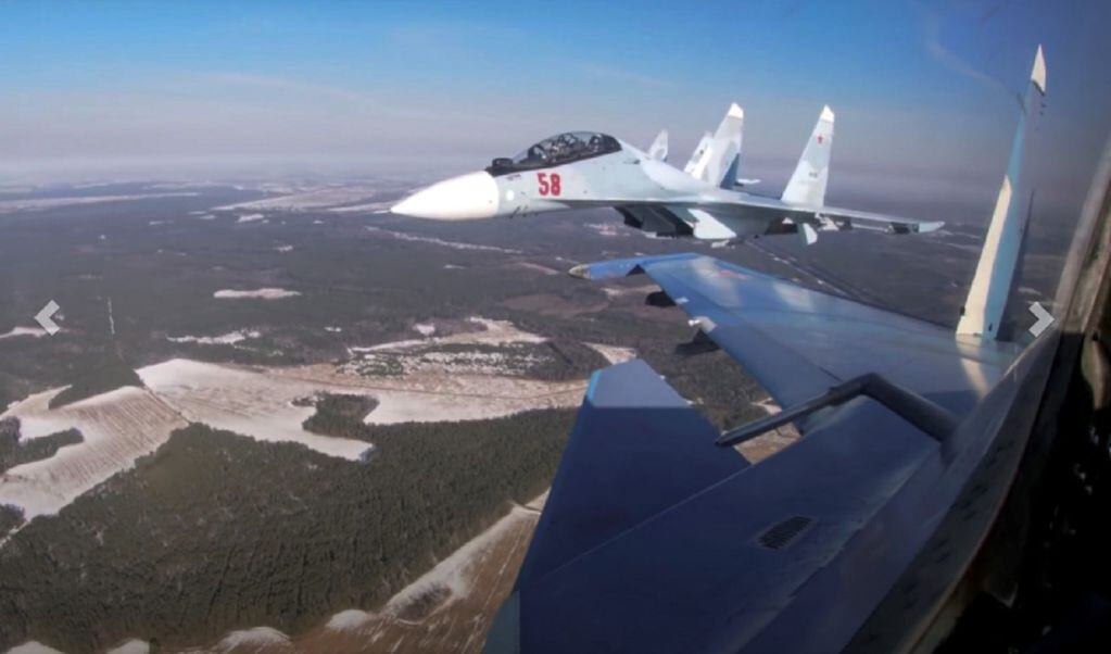 En esta foto tomada de un video proporcionado por el Servicio de Prensa del Ministerio de Defensa de Rusia el 17 de febrero, los cazas Su-30 de las fuerzas aéreas de Rusia y Bielorrusia vuelan en una misión conjunta durante los ejercicios militares Union Courage-2022 Rusia-Bielorrusia. (AP)