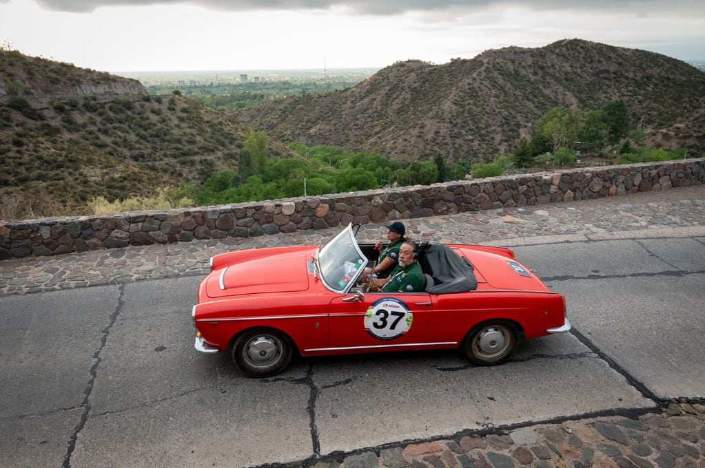 En esta edición participaron una docena de autos mendocinos y decenas de vehículos de otras provincias y países. | Foto: Ignacio Blanco / Los Andes