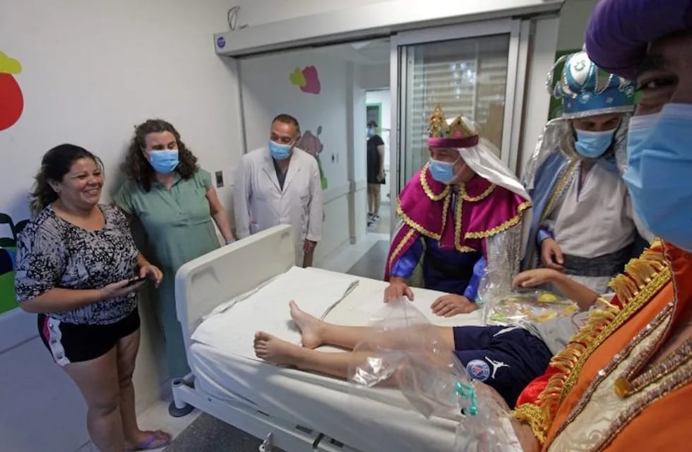 Los Reyes Magos visitaron a los chicos internados en el hospital Notti. Foto: Gentileza