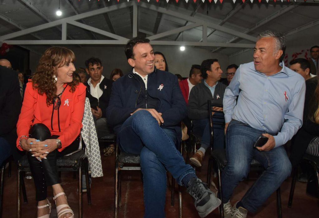 Silvia Cornejo y Tadeo García Zalazar se ríen con Alfredo Cornejo en la asunción de autoridades de la UCR en San Carlos