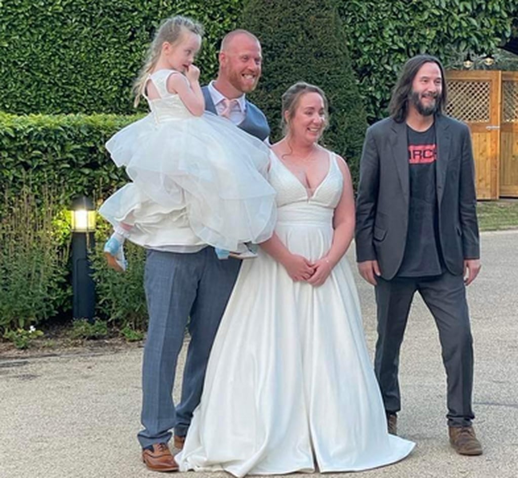 Keanu Reeves y la pareja de recién casados.