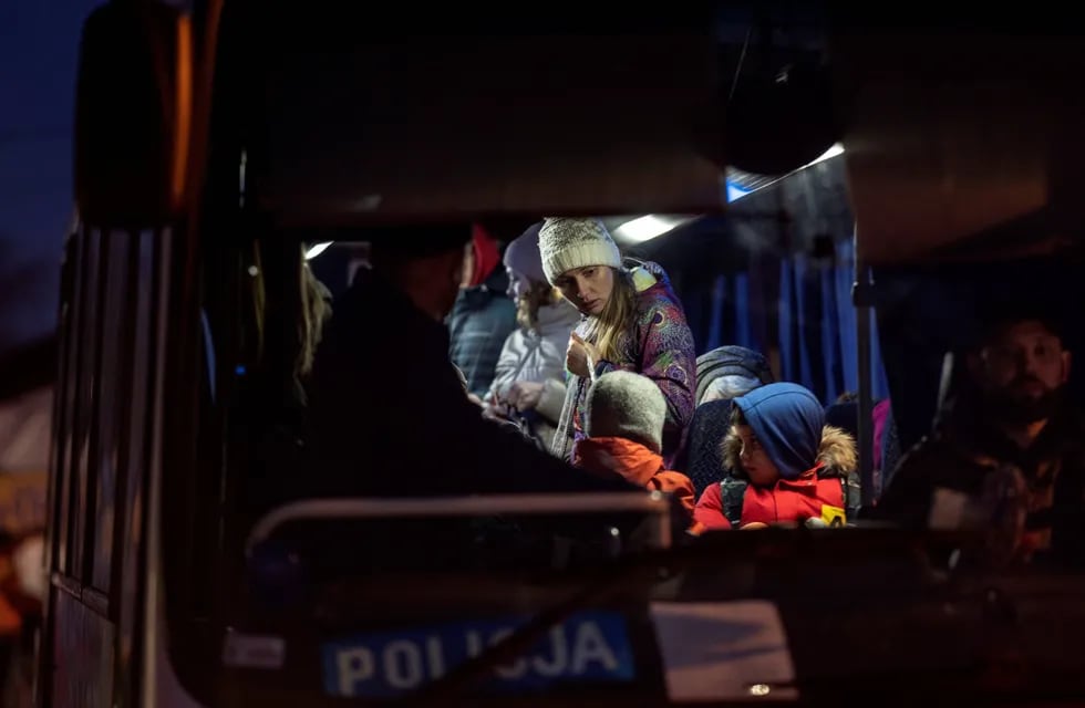 Refugiados que huyeron de Ucrania a Polonia. Este sábado, siete civiles murieron mientras intentaban escapar de una ciudad en la región de Kiev. (AP Photo/Petros Giannakouris)