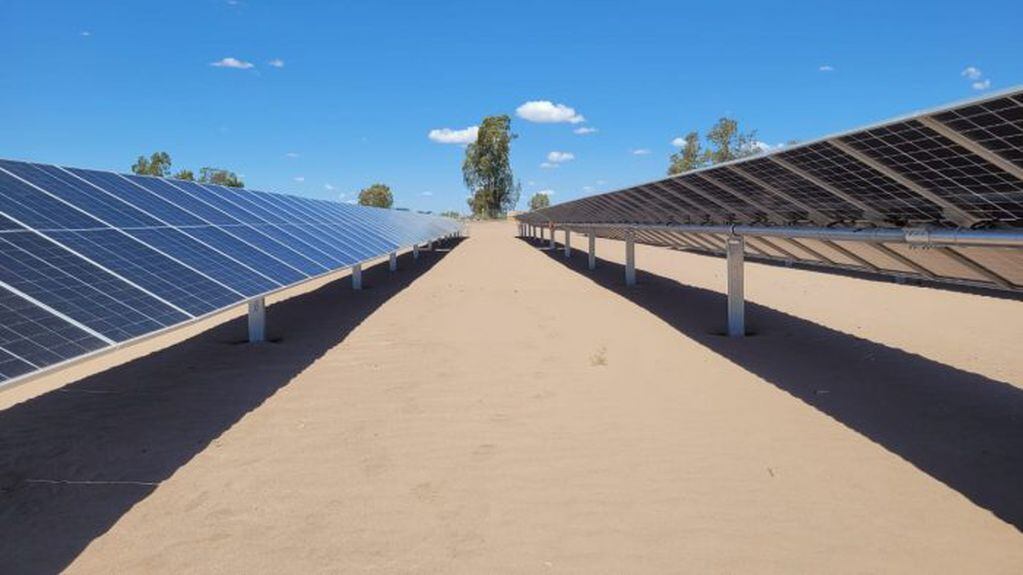 El Parque Solar de Santa Rosa, íntegramente hecho con trabajo mendocino comienza a operar. 
