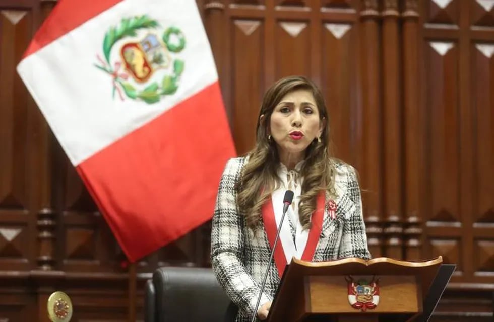 Lady Camarones, presidenta del Congreso de Perú destituida