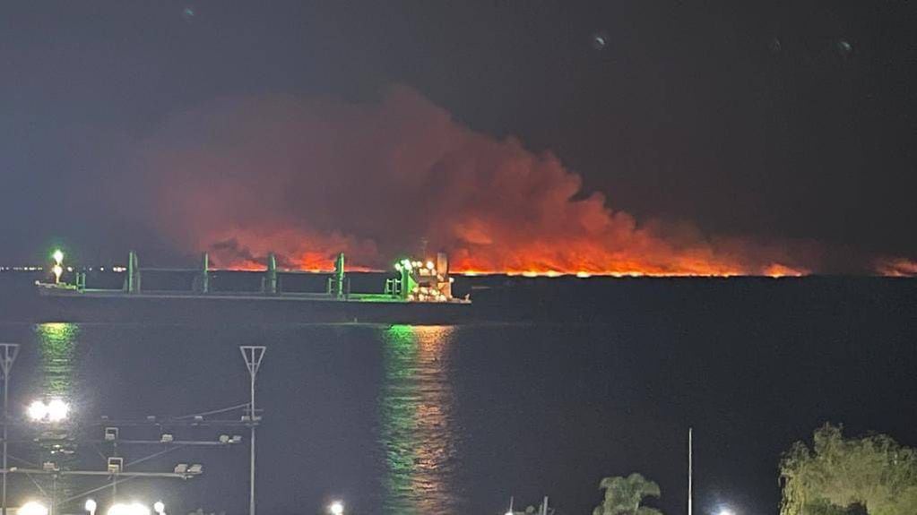 Los incendios en las islas del Delta del río Paraná se propagaron durante la noche frente a Rosario, donde se podían ver enormes columnas de humo.