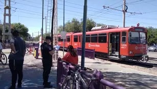 Una formación del metrotranvía atropelló a un ciclista