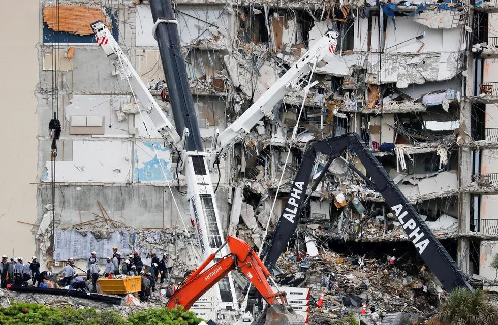 Durante varios días, un grupo de rescatistas buscaron sobrevivientes en el edificio derrumbado de Surfside, Miami.