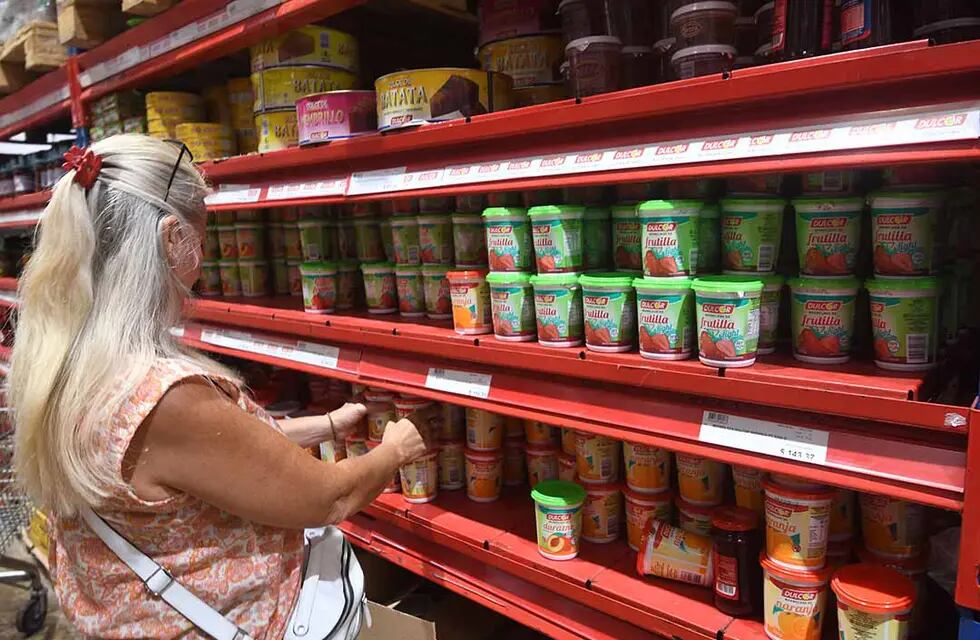 Consumidores, sobre un aplicación realizan comparaciónes de precios de distintos supermercados para realizar sus compras y así comprar más baratoFoto: José Gutierrez / Los Andes