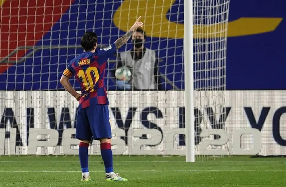 El astro argentino convirtió el segundo gol del Barcelona de penal y festejó de cara a un tribuna vacía y levantando uno de sus brazos.