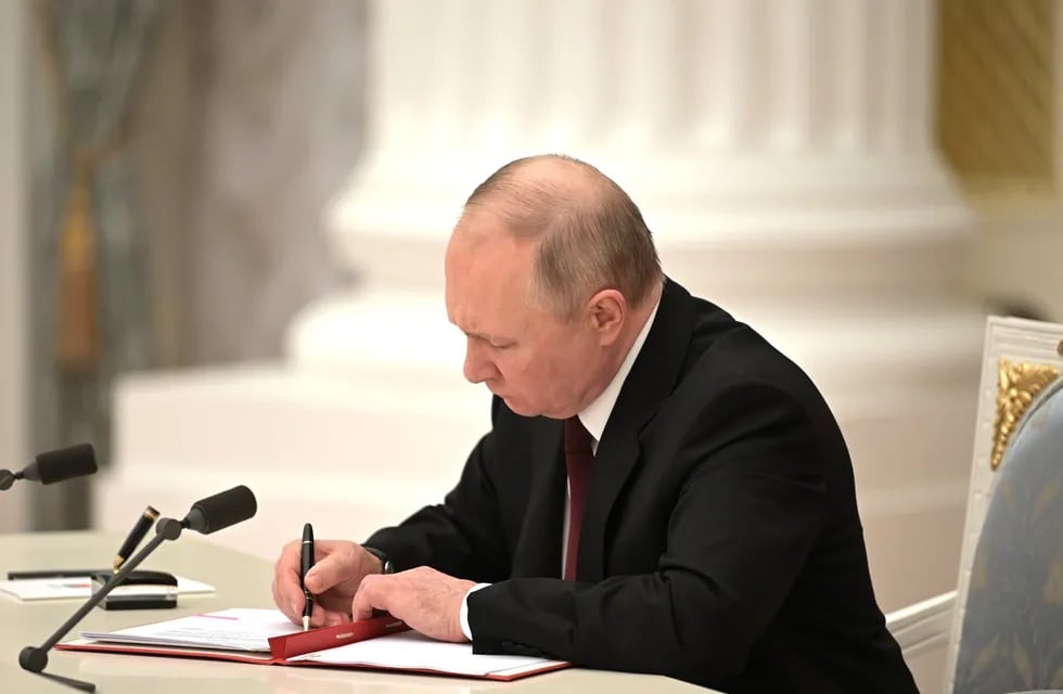 El presidente ruso, Vladimir Putin, firma un decreto que reconoce la independencia de dos regiones disidentes en el este de Ucrania. (Foto / Kremlin / DPA)