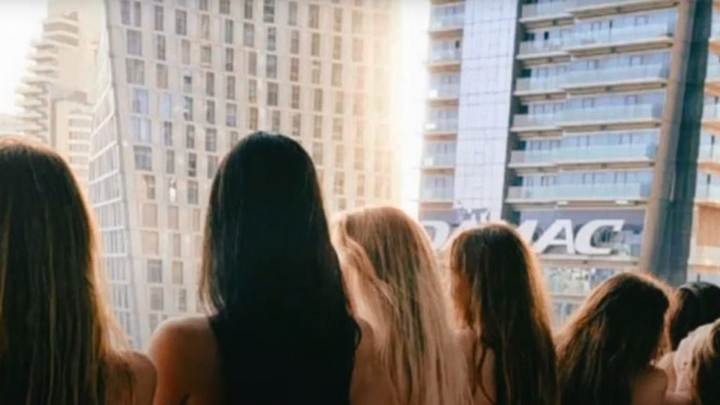 Varias personas fueron detenidas luego de que se viralizaran imágenes de mujeres desnudas en un balcón.